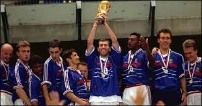 Ces échecs ne sont que partie remise car la Coupe du monde a lieu en été en France et la France décroche son premier titre mondial en 1998. De grandes célébrations ont lieu en France, parfois avec le slogan "Zizou président". D'un point de vue individuel, il décroche un trophée individuel notable en 1998, lequel est-ce ?