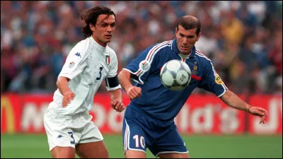 L'après 1998 est moins réussi pour Zizou à la Vieille Dame. Une baisse de performance, un club et une équipe en crise et une blessure en sont les raisons. Cela ne l'empêche pas de briller en sélection où il est nommé joueur du tournoi lors de l'Euro 2000. Contre quel pays réalise-t-il une performance qui est encore aujourd'hui regardée comme une des meilleures prestations individuelles ?