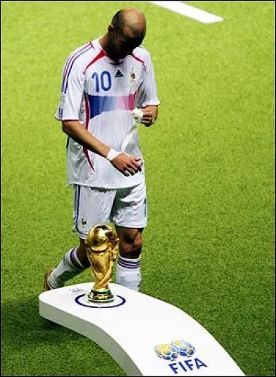 Malheureusement, le parcours de Zidane n'est pas tout lisse. Les soupçons de dopage institutionnel de la Juventus écornent l'image du maestro. Ce dont les gens se souviendront toujours sera son coup de boule sur le torse de Materrazzi, mais il a aussi eu d'autres coups de sang, notamment sur son futur coéquipier Marcel Desailly. Combien de cartons rouges Zizou a-t-il collectionnés ?