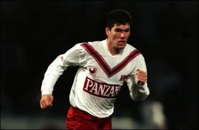 Avec l'absence de Zidane, la fin du prêt d'Amara Simba et d'autres difficultés sportives, l'AS Cannes termine 19e au classement, synonyme de relégation. Zidane quitte le club pour rester en D1 et s'engage du côté de la Gironde. Quel numéro arbore-t-il chez les Girondins de Bordeaux ?