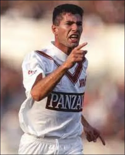 Pendant ses quatre saisons sous le maillot scapulaire, Zizou distille des caviars pour Dugarry et Bancarel, mais il révèle aussi une maîtrise dans un autre domaine : les coups francs. Combien en a-t-il marqués lors de son passage à Bordeaux ?