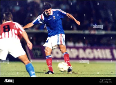 Côté sélection, Zidane n'est pas dans les plans initiaux d'Aimé Jacquet en 1994, qui l'appelle seulement après la blessure du Monégasque Djorkaeff. Pour sa première sélection à 22 ans, il rentre à la 63 minute, la France perdant 2-0 contre la République tchèque. Auteur d'une performance remarquable, il marque 2 buts pour un score final de 2-2. À la place de qui Zidane est-il rentré ?