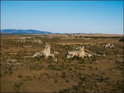 Ce désert de pierres est une destination voisine, mais pourtant pas très célèbre, où vous pouvez contempler des colonnes de roche. Dans quel pays devez-vous aller ?
