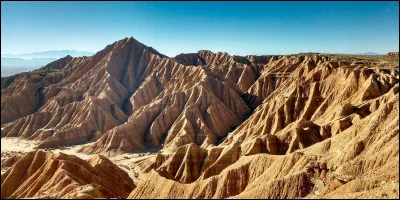 Les Bardenas Reales, considérés comme le plus grand désert d'Europe, offrent des paysages incroyables, ayant même été un lieu de tournage de "Game of Thrones". Dans quel pays peut-on voir ces 420 km² de désert ?