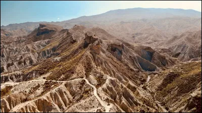 L'on pourrait croire qu'il se trouve dans l'Ouest de l'Amérique, mais non ! Le désert de Tabernas est bien en Europe... Mais où ?