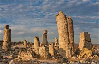 Le Pobiti Kamani, dont le nom signifie "pierres dressées", résulte d'un rare phénomène géologique remontant à plusieurs dizaines de millions d'années. Où pourrez-vous contempler ses colonnes ?