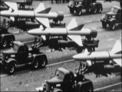 La crise des missiles de 1962 est due à l'installation par les Soviétiques de fusées capables de transporter des bombes atomiques sur quelle île ?