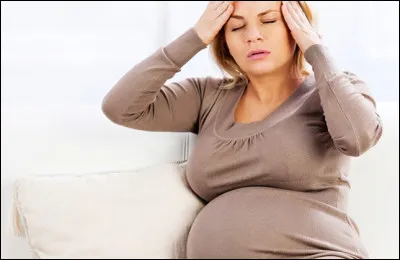 Quel est le nom des crises convulsives, potentiellement fatales, provoquées par une hypertension artérielle intracrânienne chez la mère ?