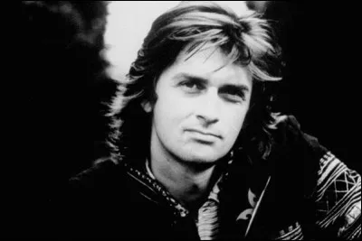 Qui est ce musicien britannique multi-instrumentiste, compositeur de l'album ''Crises'' ?