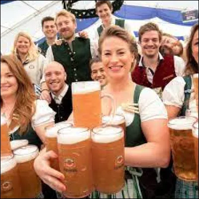 Culture et société : Lors de quel mois est célébrée la fête de la bière en Allemagne ?