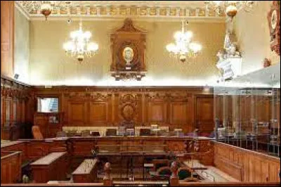 Politique et institutions : Combien de personnes compte un jury d'une cour d'assises ?