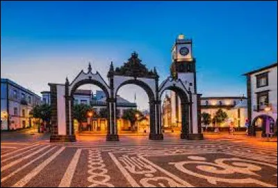 Géographie et monuments : Quel archipel a pour capitale Ponta Delgada ?