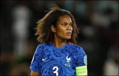 Sports et loisirs : En 2023, qui est la capitaine de l'équipe de France de football féminin ?