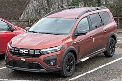 Quel est le nom du constructeur automobile roumain cr&eacute;&eacute; en 1966, filiale du groupe fran&ccedil;ais Renault depuis 1999 ?