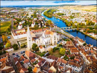 Dans quel département se trouve la ville d'Auxerre ?