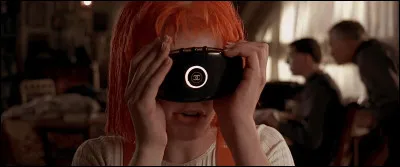Quelle est la marque de l'appareil qu'utilise Leeloo afin de se maquiller rapidement ?