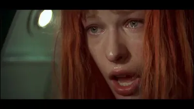 Devant quel genre d'image, Leeloo pleure-t-elle ?