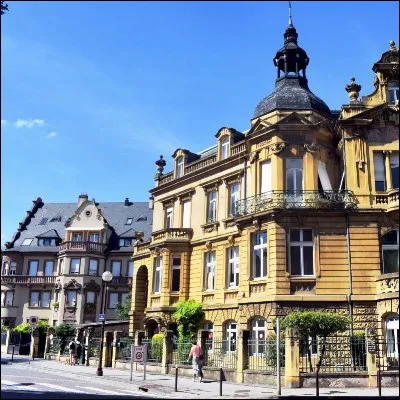 Quelle préfecture du Grand Est possède un quartier impérial auquel on peut accéder par la porte Serpenoise ?