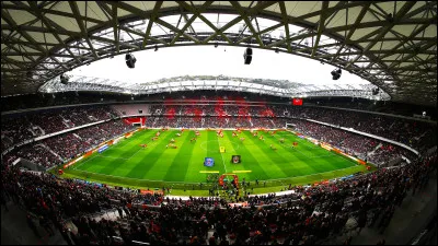 C'est le domicile de l'OGC Nice. Il a une capacité d'environ 35 000 spectateurs. Quel est son nom ?