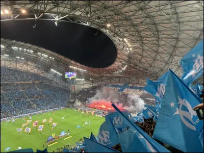 C'est le stade du club de football Olympique de Marseille. Il est doté d'une capacité d'environ 67 000 spectateurs. Quel est son nom ?