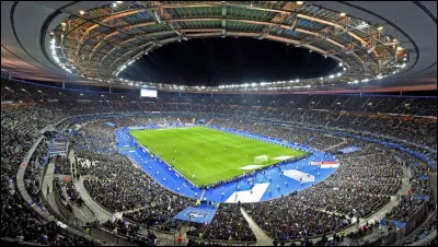 Localisé à Saint-Denis et doté d'une capacité de plus de 80 000 spectateurs, il a été le lieu de la mémorable finale de la Coupe du monde de 1998. L'équipe de France joue dans ce stade. Quel est son nom ?