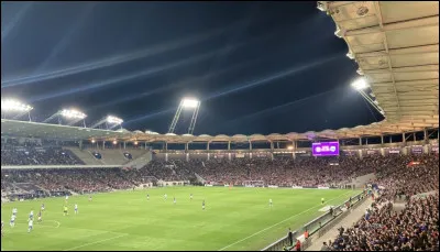 C'est l'enceinte où évolue traditionnellement l'équipe de football du Toulouse Football Club. Il a une capacité d'environ 33 000 spectateurs. Quel est son nom ?