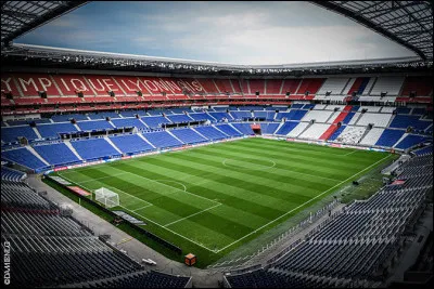 Situé à Décines-Charpieu près de Lyon, c'est un stade moderne et polyvalent. C'est le domicile de l'Olympique lyonnais, un club de football de premier plan en France. Il a une capacité d'environ 59 000 spectateurs. Quel est son nom ?