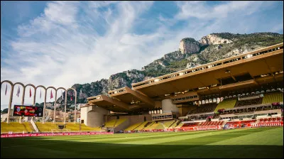 C'est le terrain de jeu de l'AS Monaco. Il a une capacité d'environ 18 500 spectateurs, le stade est remarquable pour son emplacement pittoresque en bord de mer. Quel est son nom ?