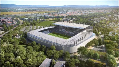 C'est le domicile du Racing Club de Strasbourg. Il a une capacité d'environ 26 000 spectateurs. Quel est son nom ?