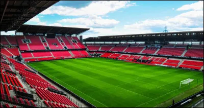 C'est le stade du Stade Rennais. Il a une capacité d'environ 29 000 spectateurs. Quel est son nom ?