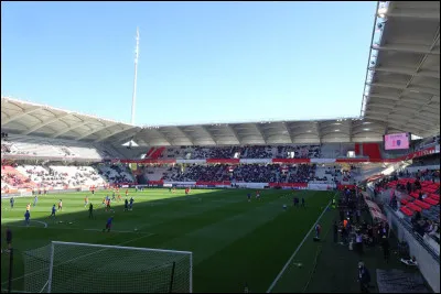 C'est le domicile du Stade de Reims, un club de football historique. Il a une capacité d'environ 21 000 spectateurs. Quel est son nom ?