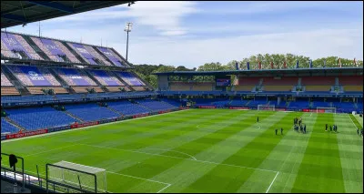 C'est le terrain de jeu du Montpellier Hérault Sport Club. Il est doté d'une capacité d'environ 25 000 spectateurs. Quel est son nom ?
