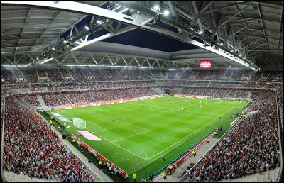 C'est le domicile du LOSC Lille. Il a une capacité d'environ 50 000 spectateurs. Quel est son nom ?