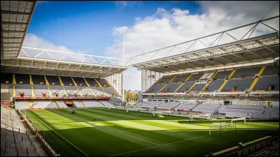 C'est le stade emblématique du Racing Club de Lens. Il a une capacité d'environ 38 000 spectateurs. Quel est son nom ?
