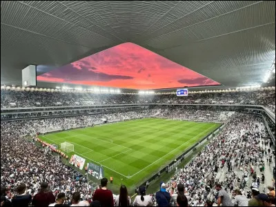 C'est le domicile des Girondins de Bordeaux. Il a une capacité d'environ 42 000 spectateurs. Quel est son nom ?
