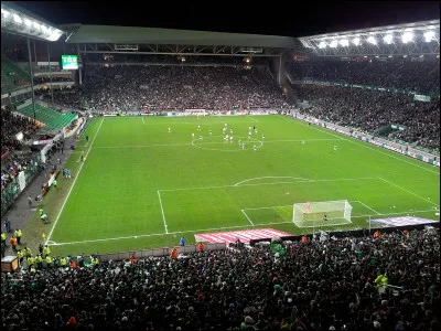 C'est le stade emblématique de l'AS Saint-Étienne. Il est doté d'une capacité d'environ 42 000 spectateurs. Quel est son nom ?