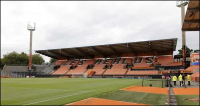 C'est le stade du FC Lorient. Il a une capacité d'environ 18 500 spectateurs. Quel est son nom ?