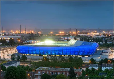 C'est le stade du Havre Athletic Club. Il a une capacité d'environ 25 000 spectateurs. Quel est son nom ?