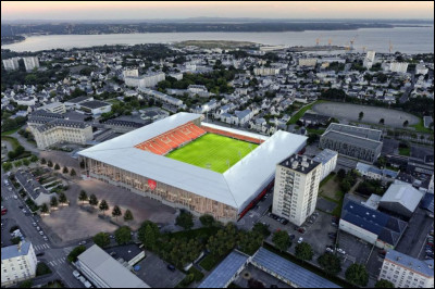 C'est le stade emblématique du Stade Brestois 29. Il a une capacité d'environ 15 000 spectateurs. Quel est son nom ?