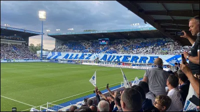 C'est le terrain de jeu de l'AJ Auxerre. Il a une capacité d'environ 23 000 spectateurs. Quel est son nom ?