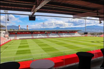 C'est le stade du club de football l'AC Ajaccio. Il a une capacité d'environ 10 000 spectateurs. Quel est son nom ?