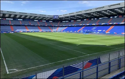 C'est le stade de l'équipe de football du Stade Malherbe Caen. Il a une capacité d'environ 20 000 spectateurs. Quel est son nom ?