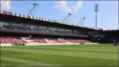C'est le domicile de l'En Avant de Guingamp. Il a une capacité d'environ 18 000 spectateurs. Quel est son nom ?