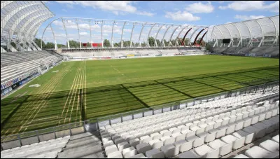 C'est le stade de l'Amiens Sporting Club. Il a une capacité d'environ 12 000 spectateurs. Quel est son nom ?