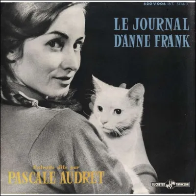 Anne Frank avait un petit chat quelle dut laisser à ses voisins, les Goldschmidt, lorsquelle senfuit de chez elle avec ses parents pendant lété 1942. Son nom, évoqué dès le début, est