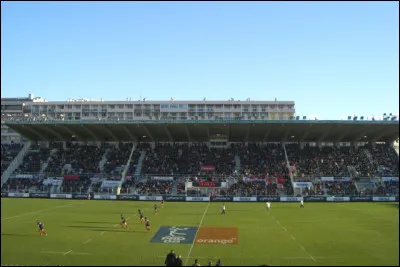 C'est le stade du Rugby club toulonnais (RCT). Il est doté d'une capacité d'environ 18 000 places. Quel est son nom ?