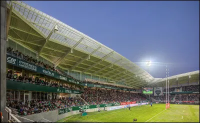 C'est le stade de la Section paloise (Pau). Il a une capacité d'environ 18 000 places. Quel est son nom ?