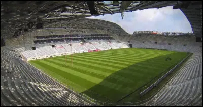 Situé à Paris, c'est l'enceinte où joue le Stade français. Il a une capacité d'environ 20 000 places. Quel est son nom ?