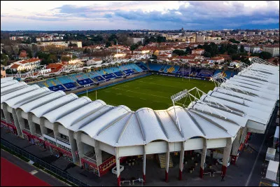 C'est le stade de l'USA Perpignan. Il est doté d'une capacité d'environ 14 000 places. Quel est son nom ?