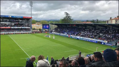 C'est le stade du Castres olympique. Il est doté d'une capacité d'environ 11 000 places. Quel est son nom ?